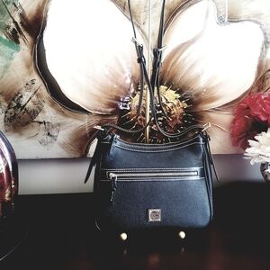 PRELOVED CROSSBODY PEBBLED DOONEY & BOURKE. Looks new